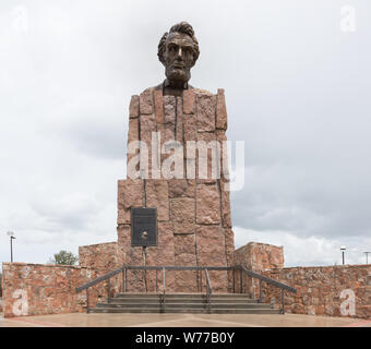 Ein Denkmal für US-Präsident Abraham Lincoln, von Robert I. Russin modelliert und durch Rawlins, Wyoming gespendet, Arzt Charles W. Jeffrey 1959, die Statue steigt über den Interstate Highway 80 entlang der Route des ersten transkontinentalen der Nation Highway, die zweispurige Lincoln Highway. In der Nähe ist auch ein kleiner Denkmal Henry Bourne Freude, die US-Autohersteller, die der Bewegung zu schaffen, led-Abstand Autobahnen in der Nation. Stockfoto