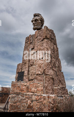 Ein Denkmal für US-Präsident Abraham Lincoln, von Robert I. Russin modelliert und durch Rawlins, Wyoming gespendet, Arzt Charles W. Jeffrey 1959, die Statue steigt über den Interstate Highway 80 entlang der Route des ersten transkontinentalen der Nation Highway, die zweispurige Lincoln Highway. In der Nähe ist auch ein kleiner Denkmal Henry Bourne Freude, die US-Autohersteller, die der Bewegung zu schaffen, led-Abstand Autobahnen in der Nation. Stockfoto