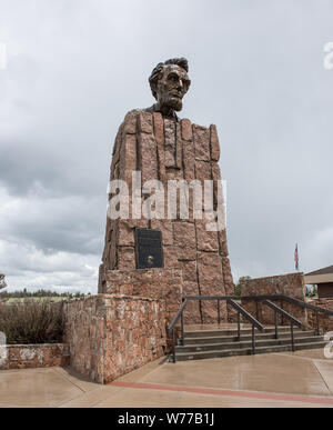 Ein Denkmal für US-Präsident Abraham Lincoln, von Robert I. Russin modelliert und durch Rawlins, Wyoming gespendet, Arzt Charles W. Jeffrey 1959, die Statue steigt über den Interstate Highway 80 entlang der Route des ersten transkontinentalen der Nation Highway, die zweispurige Lincoln Highway. In der Nähe ist auch ein kleiner Denkmal Henry Bourne Freude, die US-Autohersteller, die der Bewegung zu schaffen, led-Abstand Autobahnen in der Nation. Stockfoto