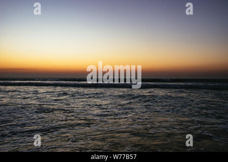 Lebhaften orange tropischen Sonnenuntergang über dem Meer. Stockfoto