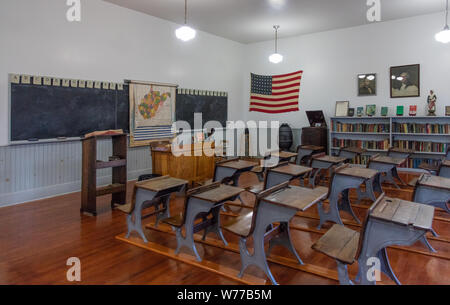 Einen Raum-schulhaus Klassenzimmer in einem der neu Kohle camp Gebäude an der Beckley Ausstellung Coal Mine in Beckley, West Virginia, physische Beschreibung: 1 Foto: digital, tiff-Datei, Farbe. Hinweise: Kaufen; Carol M. Highsmith Fotografie, Inc.; 2015; (DLC/PP 2015: 055).; unter der Erde befindet sich in einem restaurierten mir einmal durch die Phillips Familie in den späten 1800Betrieben s und jetzt von der Stadt Beckley, West Virginia, im Besitz der Stadt New River Park. Eine Kohle Camp war eine ganze, manchmal temporäre, Firma Stadt durch Arbeitgeber der Bergarbeiter. Manchmal sind die Arbeiter dort gelebt, in winzigen Bergarbeiter Stockfoto