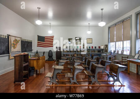 Einen Raum-schulhaus Klassenzimmer in einem der neu Kohle camp Gebäude an der Beckley Ausstellung Coal Mine in Beckley, West Virginia, physische Beschreibung: 1 Foto: digital, tiff-Datei, Farbe. Hinweise: Kaufen; Carol M. Highsmith Fotografie, Inc.; 2015; (DLC/PP 2015: 055).; unter der Erde befindet sich in einem restaurierten mir einmal durch die Phillips Familie in den späten 1800Betrieben s und jetzt von der Stadt Beckley, West Virginia, im Besitz der Stadt New River Park. Eine Kohle Camp war eine ganze, manchmal temporäre, Firma Stadt durch Arbeitgeber der Bergarbeiter. Manchmal sind die Arbeiter dort gelebt, in winzigen Bergarbeiter Stockfoto