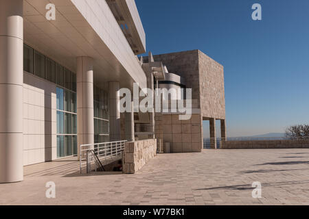 Ein Teil des Getty Center in Los Angeles, Kalifornien, eine von zwei Museen, die Teil der Getty Museum physikalische Beschreibung: 1 Foto: digital, tiff-Datei, Farbe. Hinweise: Titel, Datum, und Schlüsselwörter vom Fotografen zur Verfügung gestellt.; Das Getty Center in Brentwood Neighborhood, verfügt über eine Sammlung der westlichen Kunst vom Mittelalter bis zur Gegenwart. Stockfoto