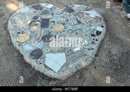 Ein Teil des Mosaiks, Bürgersteig, schlängelt sich durch Oma Prisbrey Flasche Dorf in Simi Valley, Kalifornien; im Alter von 60 Jahren, tressa Grandma Prisbrey, begann carting Flaschen home von der Stadt als billiges Baumaterial zu verwenden, die ursprünglich für eine Wand zwischen ihr und einem der benachbarten Türkei Bauernhof. Im Laufe der Zeit sie sich verwandelt Ihr ein Drittel morgen Rural Los in Flasche Dorf, eine volkstümliche Kunst fantasyland der Heiligtümer, die Brunnen, Mosaik Gehwege, Brunnen, Verrücktheiten und 15 Strukturen alle aus gefundenen Objekten. Stockfoto