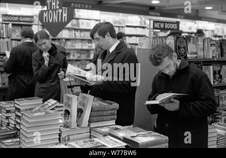 Einkaufsbummel in den 1970er Jahren überfüllte Buchläden, die stöbern und sich entscheiden, welches Buch sie kaufen. 70er Jahre England HOMER SYKES Stockfoto