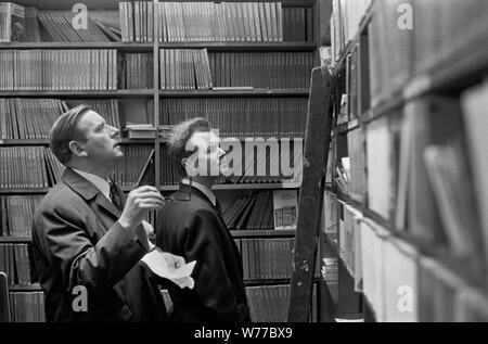 1970er Buchhandlung Mann Männer eine Entscheidung machen Browsing, Einkaufen Kauf Entscheidung, welches Buch zu kaufen. 70ER JAHRE UK HOMER SYKES Stockfoto