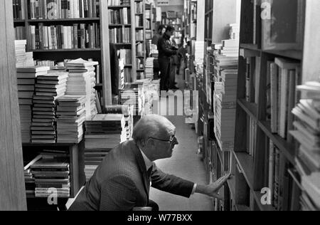 Buchhandlungen der 1970er Jahre Menschen suchen Bücher auswählen überfüllt geschäftiges London Buchladen 70er Jahre Großbritannien HOMER SYKES Stockfoto