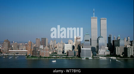 Eine unberührte Tag in Richtung Lower Manhattan über den East River suchen, einen Monat vor der Twin Towers des World Trade Center fiel im Jahr 2001. New York, New York, physische Beschreibung: 1 Transparenz: Farbe; 4 x 5 in. oder kleinere Anmerkungen: Titel, Datum, und Schlüsselwörter vom Fotografen zur Verfügung gestellt.; digitale Bild von Carol M. Highsmith ihrem ursprünglichen Film Transparenz zu vertreten; einige Details können zwischen dem Film und den digitalen Bildern abweichen.; ist Teil der Wählt Serie im Carol M. Highsmith Archiv.; Geschenk und kaufen; Carol M. Highsmith; 2011; (DLC/PP 2011: 124).; Stockfoto