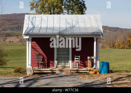 Ein ziemlich schickes Nebengebäude auf dem Gelände der Elmwood Mansion, die auch als Hugh Caperton Haus, ein historisches Haus in der Union, West Virginia, physische Beschreibung: 1 Foto: digital, tiff-Datei, Farbe bekannt. Hinweise: Kaufen; Carol M. Highsmith Fotografie, Inc.; 2015; (DLC/PP 2015: 055).; Stockfoto