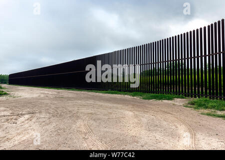 Ein Teil der hohen Stahl Grenzmauer, Brownsville, Texas, USA. Stockfoto