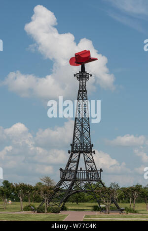 Eine Replik Eiffelturm mit einem Texas Akzent in Paris, Texas, physische Beschreibung: 1 Foto: digital, tiff-Datei, Farbe. Hinweise: Es ist ein Texas - grosse Geschichte von Rivalitäten hinter sich. Beide Paris von Texas und Paris von Tennessee gewidmet den Eiffelturm Repliken in 1993. Texas's wurde von einem lokalen ironworker Union gebaut und ist 65 Meter hoch. Aber wenn Tennessee sein Turm nach Paris zog er behauptet seine Dominanz von zehn weiteren Füße hinzufügen, auf Texas bei 70 Fuß hoch. Dass links Paris, Texas, und hat den Anspruch, die Zweitgrößte Paris sein in der Welt klingelt hohl. So in der Stadt 1998 booste Stockfoto