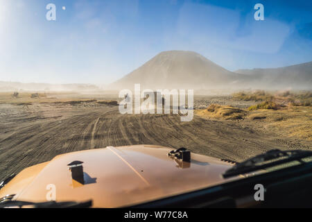 Blick aus dem Inneren eines offroad Auto reiten durch den sogenannten Meer von Sand in der Tengger Caldera am Bromo Tengger Semeru National Park in Stockfoto