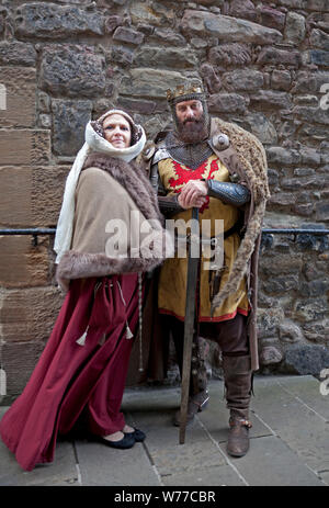 Castlehill, Edinburgh, Schottland, Großbritannien. 5. August 2019. König Robert the Bruce und Queen Elizabeth regal Geschichtenerzähler Förderung die Geschichte von Schottland für Besucher und Bewohner der Stadt gesichtet am Eingang des Edinburgh Castle. Stockfoto