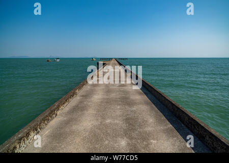 Betrachtungswinkel von einem Ort namens Tarnmayom Pier. Ostküste von Koh Chang Insel, Thailand. Stockfoto