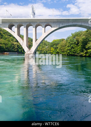 Viaduc de La Jonction überspannt den Punkt, wo die Flüsse Rhône und Arve in Genf, Schweiz Stockfoto