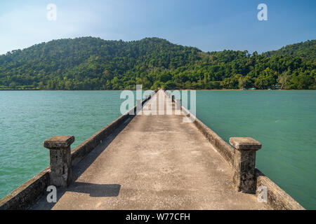 Betrachtungswinkel von einem Ort namens Tarnmayom Pier. Ostküste von Koh Chang Insel, Thailand. Stockfoto