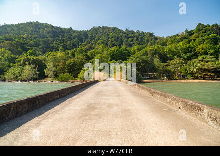 Betrachtungswinkel von einem Ort namens Tarnmayom Pier. Ostküste von Koh Chang Insel, Thailand. Stockfoto