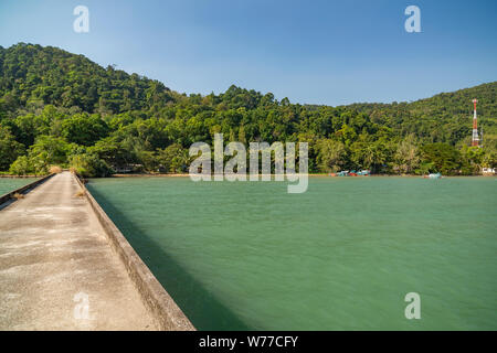 Betrachtungswinkel von einem Ort namens Tarnmayom Pier. Ostküste von Koh Chang Insel, Thailand. Stockfoto