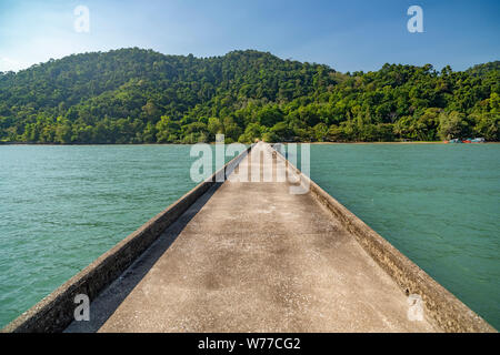 Betrachtungswinkel von einem Ort namens Tarnmayom Pier. Ostküste von Koh Chang Insel, Thailand. Stockfoto