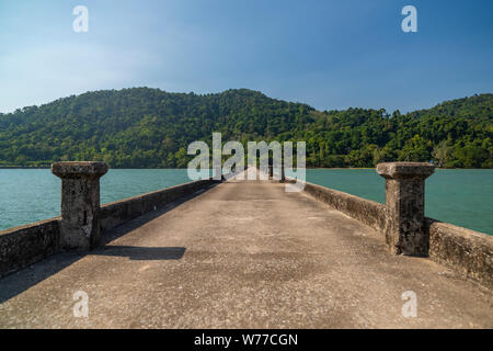 Betrachtungswinkel von einem Ort namens Tarnmayom Pier. Ostküste von Koh Chang Insel, Thailand. Stockfoto