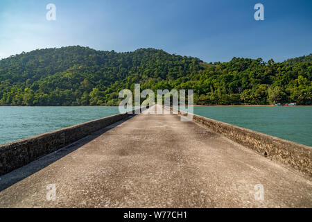 Betrachtungswinkel von einem Ort namens Tarnmayom Pier. Ostküste von Koh Chang Insel, Thailand. Stockfoto