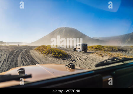 Blick aus dem Inneren eines offroad Auto reiten durch den sogenannten Meer von Sand in der Tengger Caldera am Bromo Tengger Semeru National Park in Stockfoto