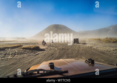 Blick aus dem Inneren eines offroad Auto reiten durch den sogenannten Meer von Sand in der Tengger Caldera am Bromo Tengger Semeru National Park in Stockfoto