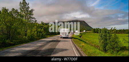 VR-Caravan Auto fährt auf der Autobahn. Urlaub und Reisen. Schöne Natur Norwegen natürliche Landschaft. Stockfoto