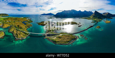 Fredvang Brücken Panorama. Lofoten ist ein Archipel in der Grafschaft von Nordland, Norwegen. Ist für eine unverwechselbare Landschaft mit dramatischen Berg bekannt Stockfoto
