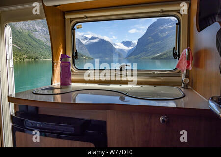 Blick aus dem Fenster der Reisemobil Wohnmobil Wohnwagen auf der schönen Natur von Norwegen. See Lovatnet Lodal Tal. Stockfoto