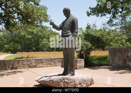 Eine Statue von Präsident Lyndon B. Johnson auf Teil der Texas State Parks" der LBJ Ranch in der Nähe von Stonewall in der Texas Hill Country, physische Beschreibung: 1 Foto: digital, tiff-Datei, Farbe. Hinweise: Titel, Datum, und die Schlüsselwörter, die auf Informationen, die von den Fotografen zur Verfügung gestellt wurden; Stockfoto