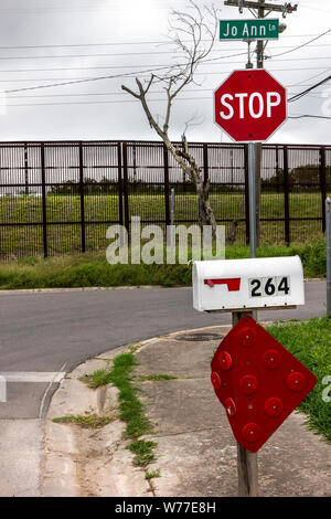 Stop-Schild vor der Grenzmauer zu Mexiko, Brownsville, Texas, USA Stockfoto