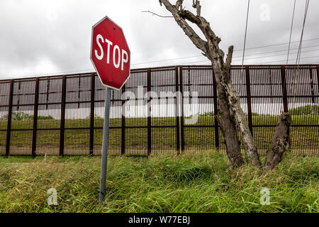 Stop-Schild vor der Grenzmauer zu Mexiko, Brownsville, Texas, USA Stockfoto