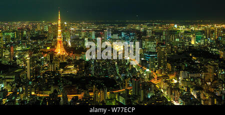 Panorama der Skyline von Tokio bei Nacht mit beleuchtetem ikonischen Tokyo Tower vom Mori Tower, dem modernen Wolkenkratzer und höchsten Gebäude von Roppongi Hills Stockfoto