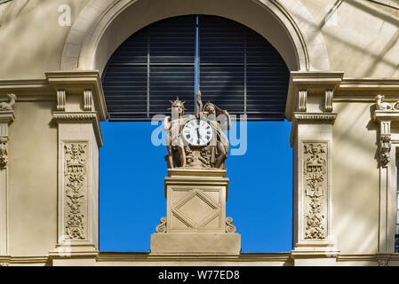 Galerie von Statuen oder Clock Gallery in der Passage Pommeraye ist eine kleine Shopping Mall im Herzen von Nantes, Frankreich Stockfoto