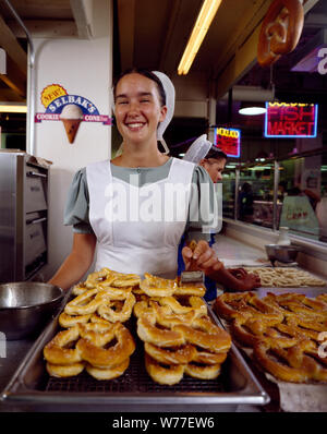 Eine junge Frau aus Lancaster Amish County serviert frische, hausgemachte weiche Brezeln, ein Zeit-Philadelphia Delikatesse an der Reading Terminal Market in Philadelphia, Pennsylvania, physische Beschreibung geehrt: 1 Transparenz: Farbe; 4 x 5 in. oder kleiner. Hinweise: Titel, Datum, und Schlüsselwörter vom Fotografen zur Verfügung gestellt.; digitale Bild von Carol M. Highsmith ihrem ursprünglichen Film Transparenz zu vertreten; einige Details können zwischen dem Film und den digitalen Bildern abweichen.; ist Teil der Wählt Serie im Carol M. Highsmith Archiv.; Geschenk und kaufen; Carol M. Highsmith; 2011; (DLC/PP 2011: 124).; Stockfoto