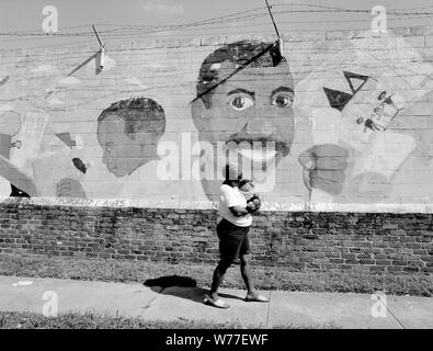 Eine Frau und Kind Pass eine Nachbarschaft Wandbild in New Orleans, Louisiana, physische Beschreibung: 1 Transparenz: b&w; 4 x 5 in. oder kleiner. Hinweise: Titel, Datum, und Schlüsselwörter vom Fotografen zur Verfügung gestellt.; digitale Bild von Carol M. Highsmith ihrem ursprünglichen Film Transparenz zu vertreten; einige Details können zwischen dem Film und den digitalen Bildern abweichen.; ist Teil der Wählt Serie im Carol M. Highsmith Archiv.; Geschenk und kaufen; Carol M. Highsmith; 2011; (DLC/PP 2011: 124).; Stockfoto