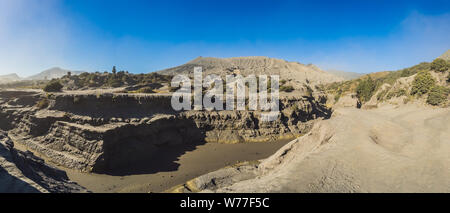 Panoramablick auf den Bromo Vulkan oder Gunung Bromo auf Indonesischen in der Bromo Tengger Semeru National Park auf der Insel Java, Indonesien. Eine der Stockfoto