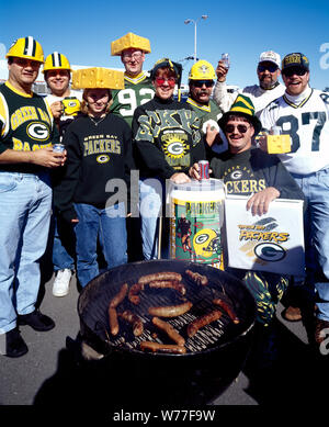 Cheesehead Fans der Green Bay Packers Football Team, die in Scharen mit ihren Kopf gang und Bratwürste kommen das Team in Green Bay, Wisconsin, physische Beschreibung: 1 Transparenz: Farbe; 4 x 5 in. oder kleiner. Hinweise: Stockfoto