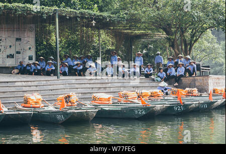 Ninh Binh, Vietnam - Mai 2019: schiffer Warten auf bootstour Kunden in Trang Ein Naturpark. Stockfoto