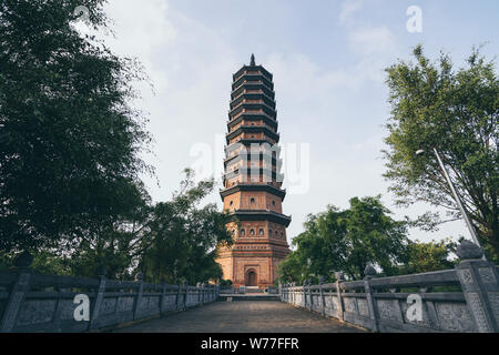 Ninh Binh, Vietnam - Mai 2019: Sonnenuntergang über Stupa Bai Dinh Pagode Bao Thap Turm im Buddhistischen Tempel komplex. Stockfoto