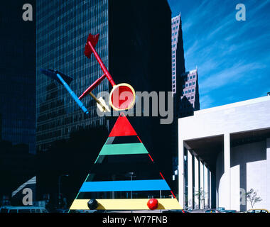 Persönlichkeit und Vögel; Englisch: Titel: Persönlichkeit und Vögel, die von den spanischen Surrealisten Joan Miró, steht außerhalb Chase Tower, Houston, Texas Stockfoto