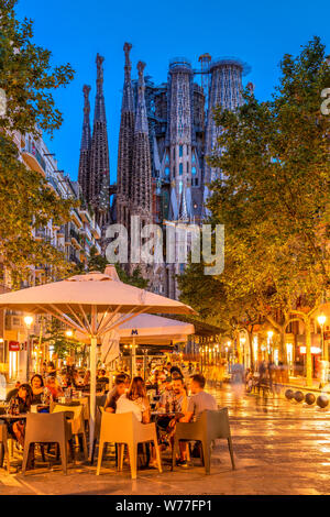 Café im Freien an der Avinguda de Gaudí Fußgängerzone mit Basilika Sagrada Familia Kirche im Hintergrund, Barcelona, Katalonien, Spanien Stockfoto