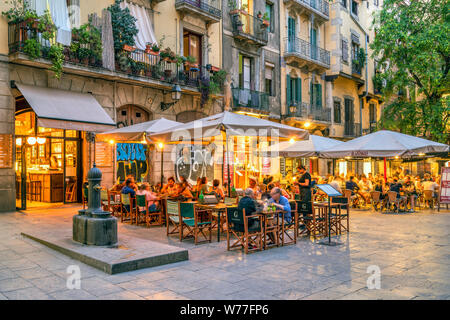 Outdoor Tapas Restaurant in einem kleinen Quadrat von Born, Barcelona, Katalonien, Spanien Stockfoto