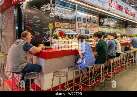 Tapas Bar, Boqueria Lebensmittelmarkt, Barcelona, Katalonien, Spanien Stockfoto