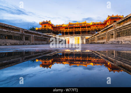 Hue, Vietnam - Juni 2019: Haupttor zum Lila verboten Imperial City bei Sonnenuntergang, der Reflexion im Wasser Stockfoto