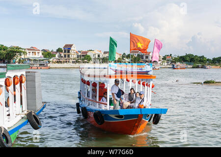 Hoi An, Vietnam - Juni 2019: bunte Vietnamesischen touristische Boot segeln auf dem Thu Bon Fluss Stockfoto