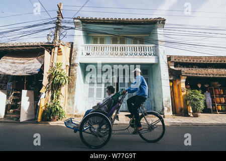 Hoi An, Vietnam - Juni 2019: Fahrrad Rikschas Touristen transportieren in der historischen Altstadt Stockfoto