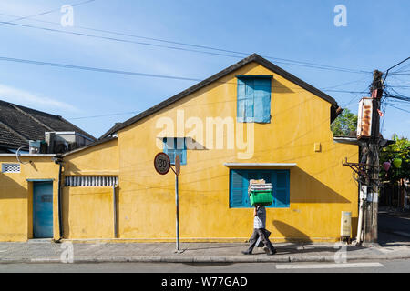 Hoi An, Vietnam - Juni 2019: Street Hersteller wandern durch bunte Haus in der Altstadt. Stockfoto