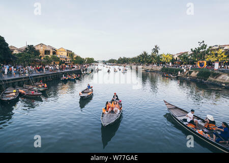 Hoi An, Vietnam - Juni 2019: bunte Vietnamesischen touristische Boot segeln auf dem Thu Bon Fluss Stockfoto